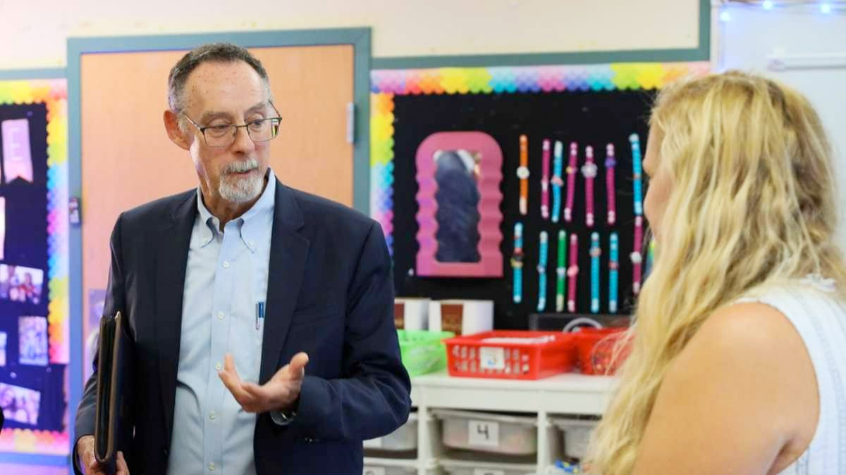 Photo of Chancellor Fiorentino visiting education students and faculty.